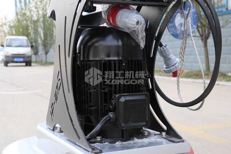 拋光機是為了讓地面表面有光澤，需要先研磨后才可以拋光。拋光分為粗拋和精拋，這時候可以使用拋光機，配合拋光墊，提高地面的光澤度。高速地坪拋光機讓你輕松完成地坪拋光工作，提高地坪亮度。