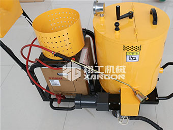 翔工瀝青灌縫機(jī)打造競(jìng)爭(zhēng)優(yōu)勢(shì)，在養(yǎng)護(hù)設(shè)備市場(chǎng)中脫穎而出
