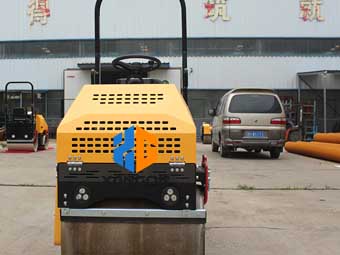 座駕壓路機(jī)“身材小，能量大”